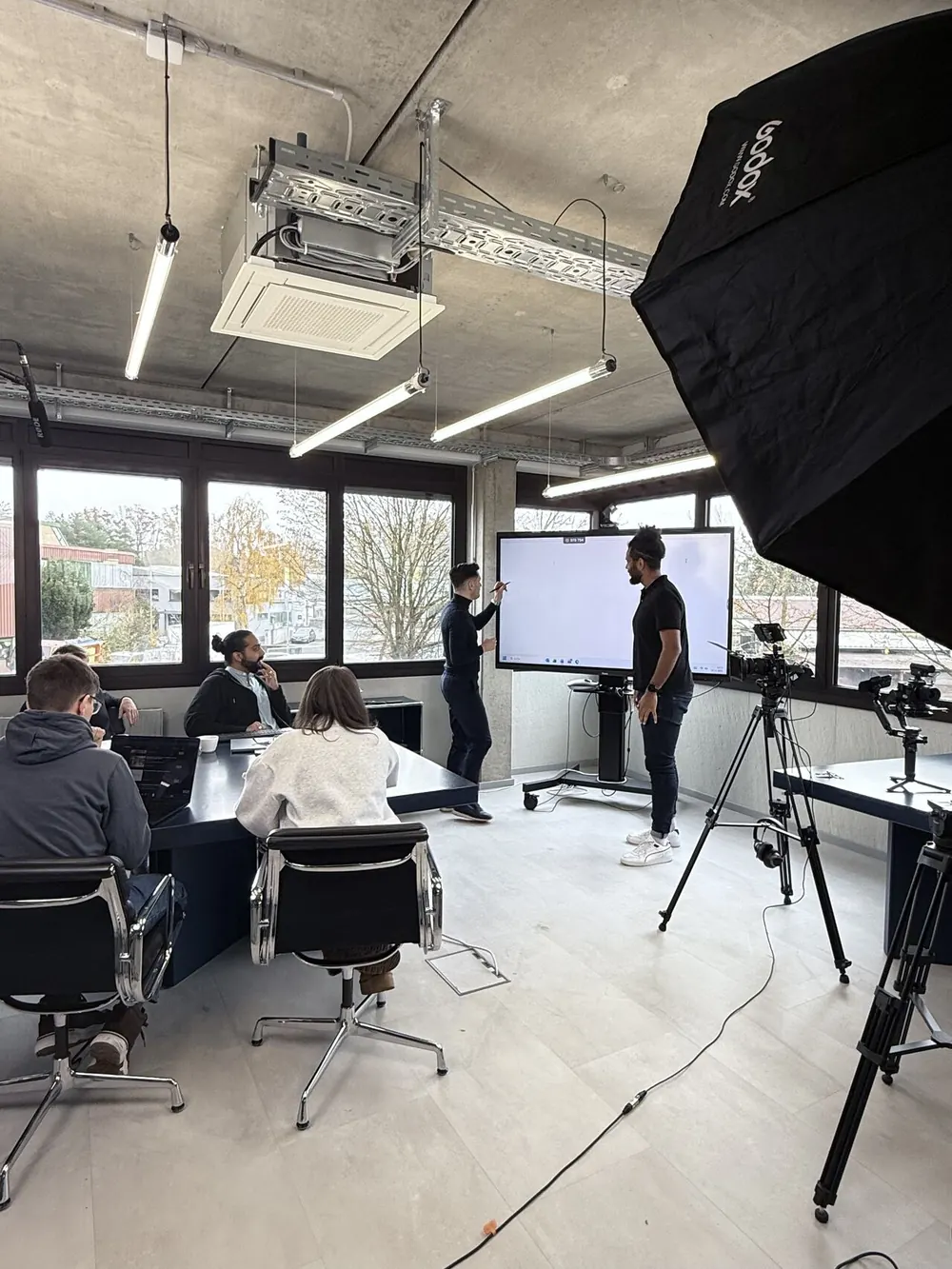 Studioaufbau mit Softbox, Kamera und Stativ während einer Produktion